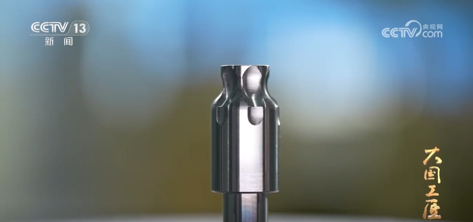 大国工匠 | 0.005毫米,他在微米级挑战中锻造高铁零件 大国工匠 | 0.005毫米,他在微米级挑战中锻造高铁零件
