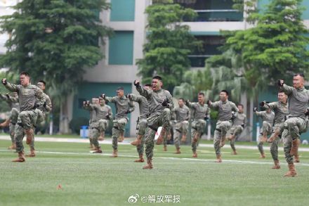 解放军驻澳门部队举行第十九次军营开放活动