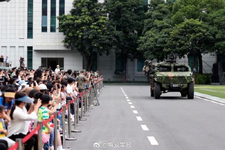 解放军驻澳门部队举行第十九次军营开放活动