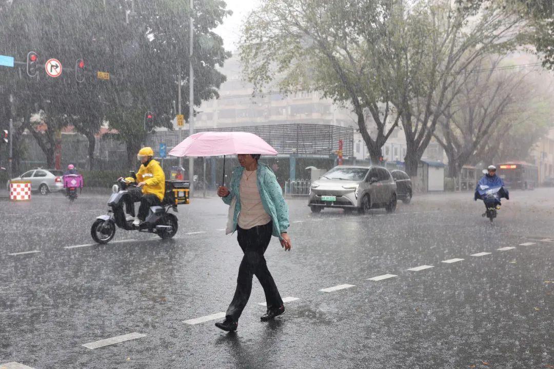 记得带伞!假期头尾雷雨频繁,广州今天或有暴雨 记得带伞!假期头尾雷雨频繁,广州今天或有暴雨