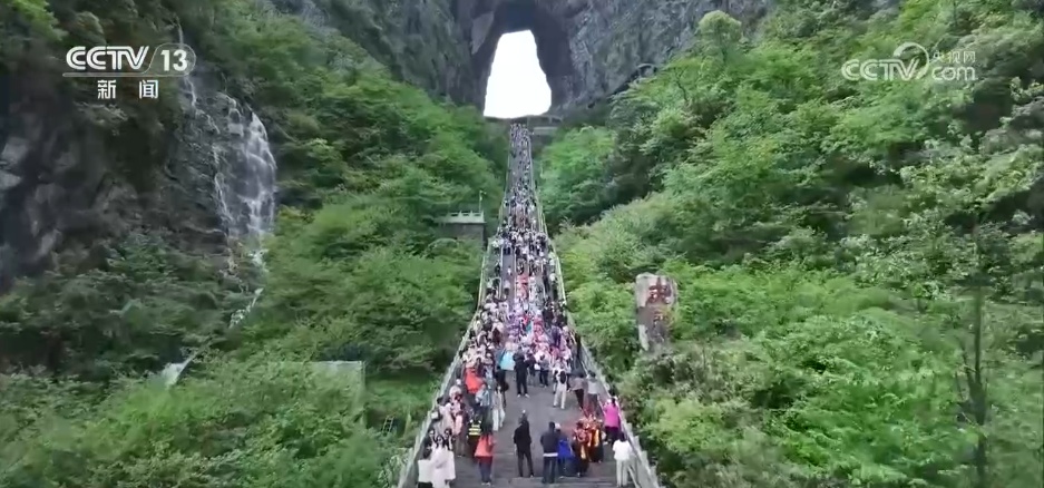 “五一”假期各地迎来出游热潮 文旅市场“欣欣向荣”活力足