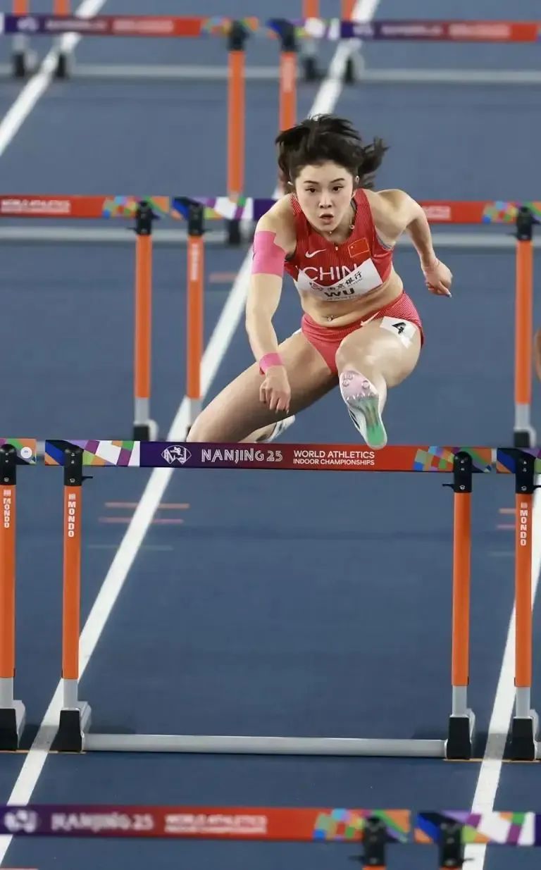 吴艳妮笑称自己是“打不死的小强”,透露2025年新目标! 吴艳妮笑称自己是“打不死的小强”,透露2025年新目标!