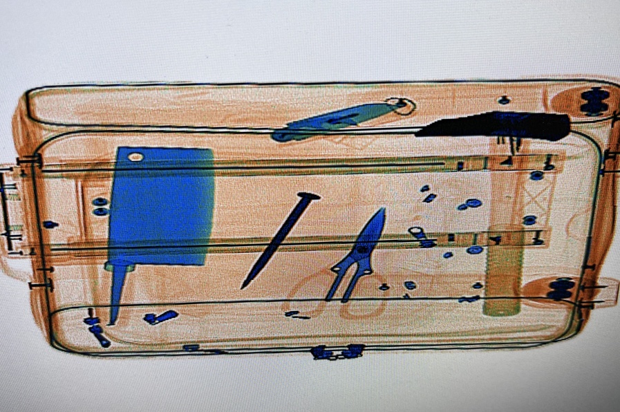 安检仪视角!行李箱里带了啥,车站安检员咋看出来的? 安检仪视角!行李箱里带了啥,车站安检员咋看出来的?