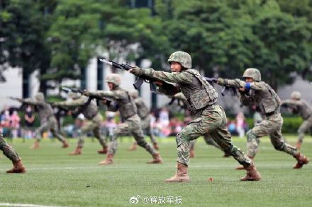 解放军驻澳门部队举行第十九次军营开放活动