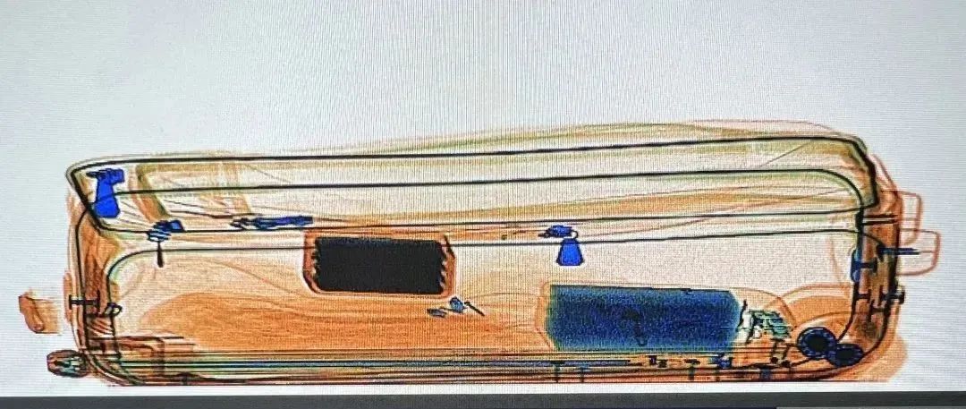 安检仪视角!行李箱里带了啥,车站安检员咋看出来的? 安检仪视角!行李箱里带了啥,车站安检员咋看出来的?