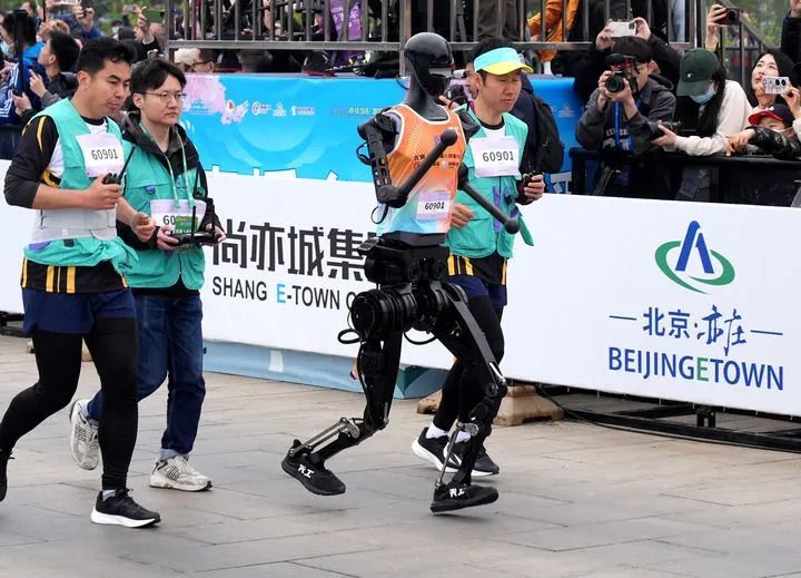 人形机器人产业加速跑