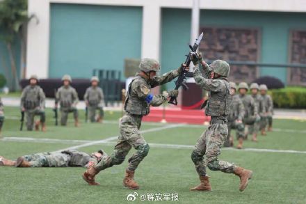 解放军驻澳门部队举行第十九次军营开放活动