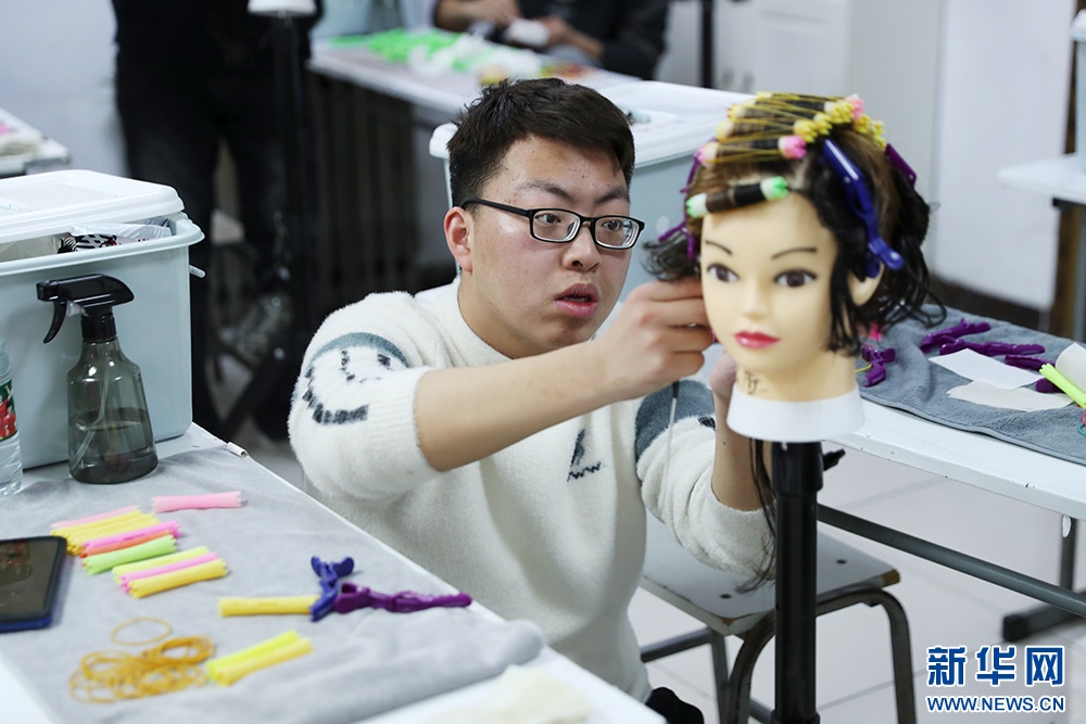 显影中国丨“剪”出美好人生 显影中国丨“剪”出美好人生