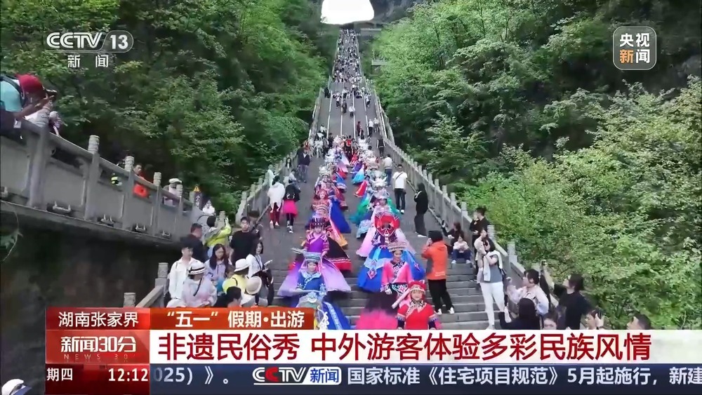 港珠澳大桥VS莫高窟 请选择你的假期出游目的地→