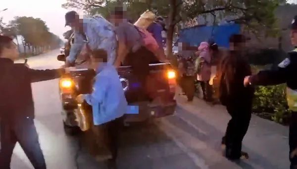 皮卡车厢竟挤满十几人！还试图躲避检查？司机被刑拘