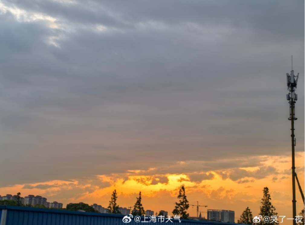 马上影响上海!降雨突袭+9级大风,部分轮渡停航,气温冲上33℃后,暴跌11℃ 马上影响上海!降雨突袭+9级大风,部分轮渡停航,气温冲上33℃后,暴跌11℃