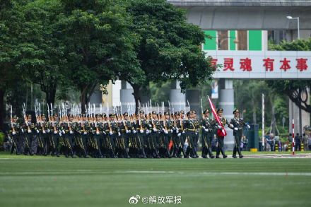 解放军驻澳门部队举行第十九次军营开放活动