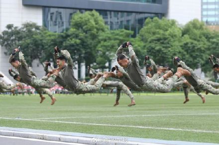 解放军驻澳门部队举行第十九次军营开放活动