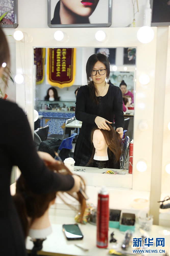 显影中国丨“剪”出美好人生 显影中国丨“剪”出美好人生