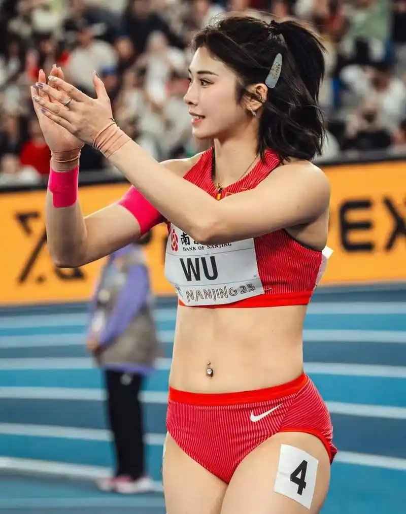 吴艳妮笑称自己是“打不死的小强”,透露2025年新目标! 吴艳妮笑称自己是“打不死的小强”,透露2025年新目标!