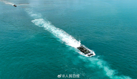 装甲战车海上乘风破浪大片