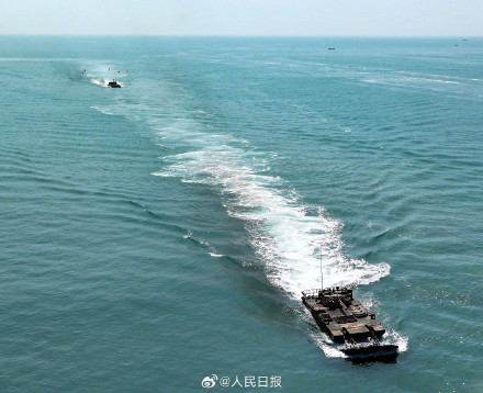 装甲战车海上乘风破浪大片