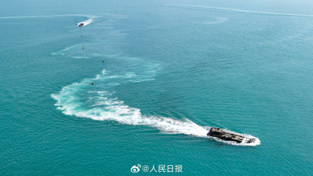 装甲战车海上乘风破浪大片