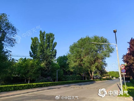 五一假期首日北京晴朗伴大风 温差较大早晚需添衣