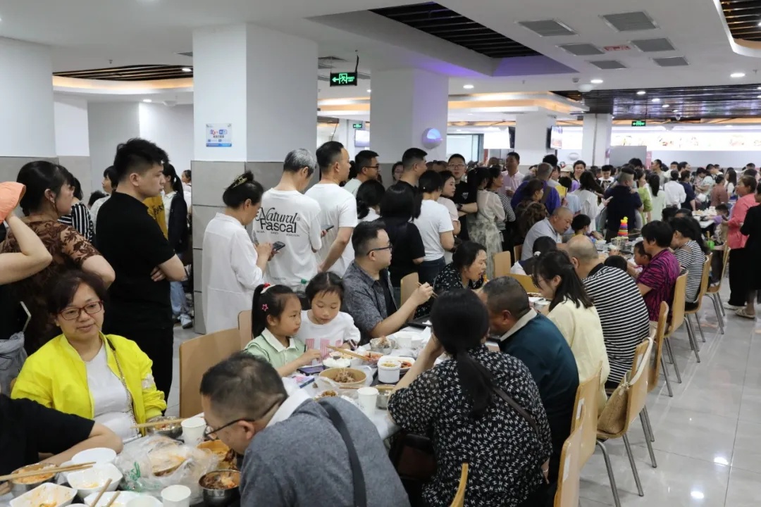 7000名游客挤爆政府食堂！“吃掉280盆米饭、超1500斤猪肉，饭碗都不够用了”