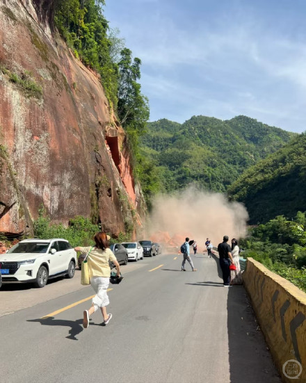 贵州赤水丹霞大瀑布附近山体塌方有车辆被埋，景区回应：无人员伤亡