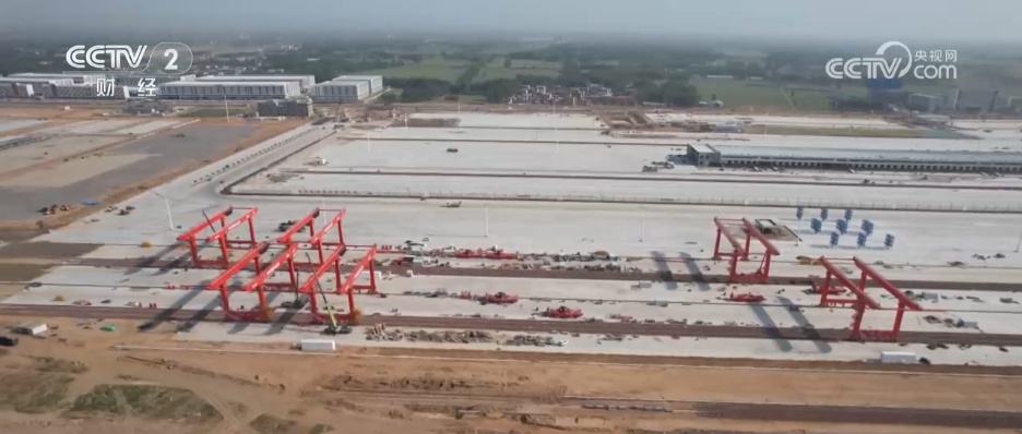 坚守工作岗位 假期不停工 建设者们用奋斗诠释“劳动最光荣” 坚守工作岗位 假期不停工 建设者们用奋斗诠释“劳动最光荣”