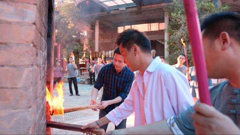 江西景德镇：“五一”八卦窑火起 千年制瓷技艺接续发力