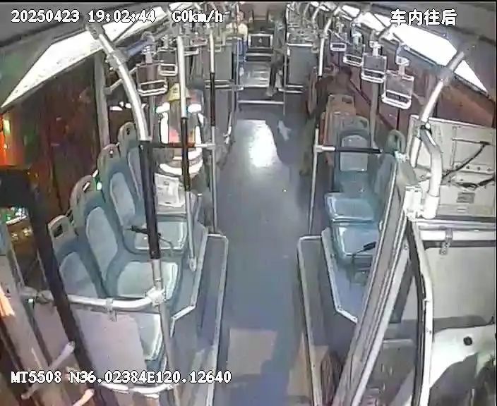 青岛一建筑工人乘公交怕弄脏座位坐地面，女司机暖心劝落座：满身泥土也是光耀的工作