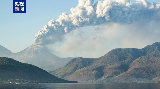 印尼勒沃托比火山喷发 灰柱高达3500米