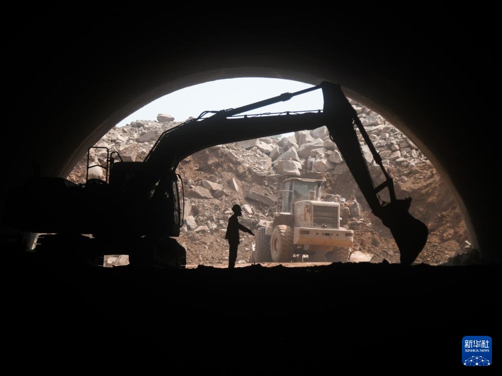 西渝高铁康渝段刘家坝隧道贯通