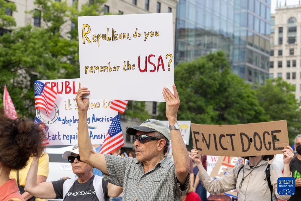 美国多地举行“五一”劳动节示威活动