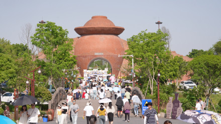 荣昌真的接住了“泼天流量”:五一首日游客总数破35万,政府大楼都成了打卡点 荣昌真的接住了“泼天流量”:五一首日游客总数破35万,政府大楼都成了打卡点