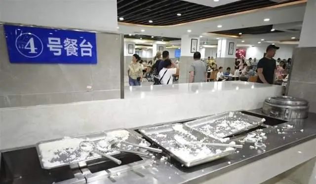 "人太多了"! 公务员食堂涌入3000游客,门口停满车,饭碗都不够了