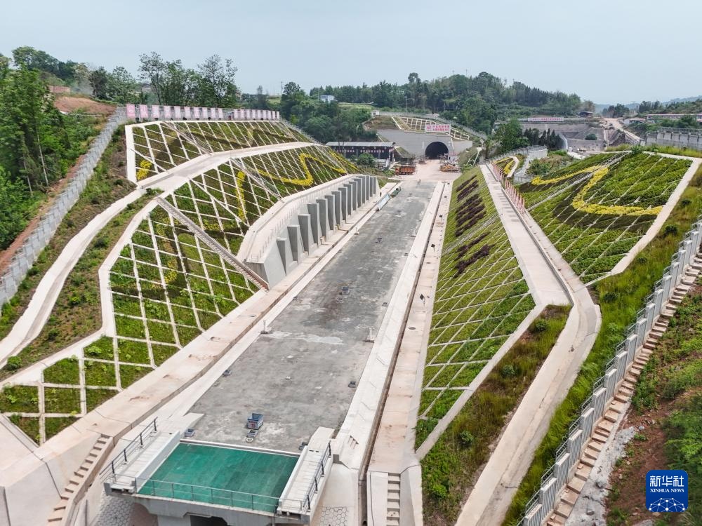 西渝高铁康渝段刘家坝隧道贯通