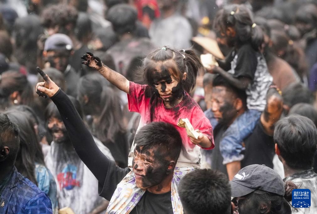 云南墨江:万人狂欢“抹黑脸”送祝福 云南墨江:万人狂欢“抹黑脸”送祝福