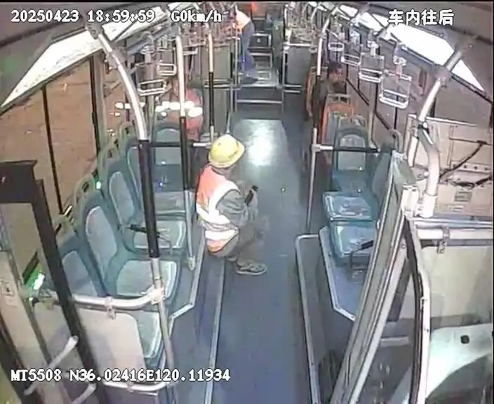 青岛一建筑工人乘公交怕弄脏座位坐地面，女司机暖心劝落座：满身泥土也是光耀的工作