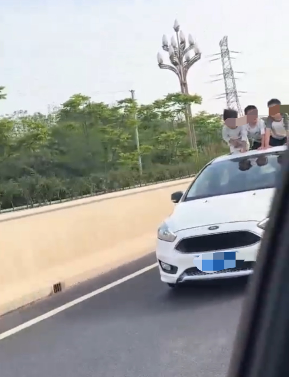 网友驾车途中遇3个男孩从天窗探出身体,四川宜宾交警:将核查 网友驾车途中遇3个男孩从天窗探出身体,四川宜宾交警:将核查