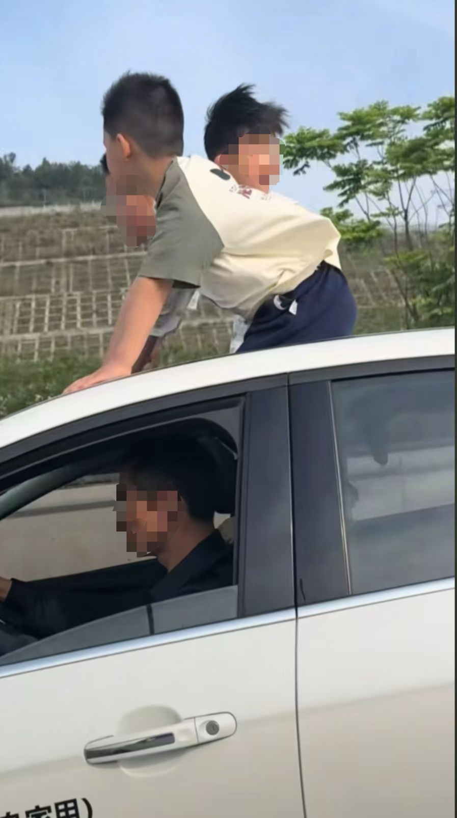 网友驾车途中遇3个男孩从天窗探出身体,四川宜宾交警:将核查 网友驾车途中遇3个男孩从天窗探出身体,四川宜宾交警:将核查