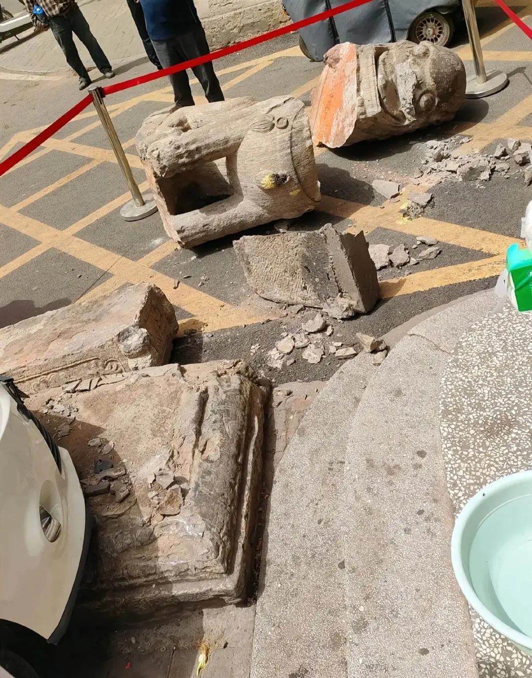 洛阳新安一石狮被车撞毁身首分离，或有数百年历史，当地：正在请专家评估修复