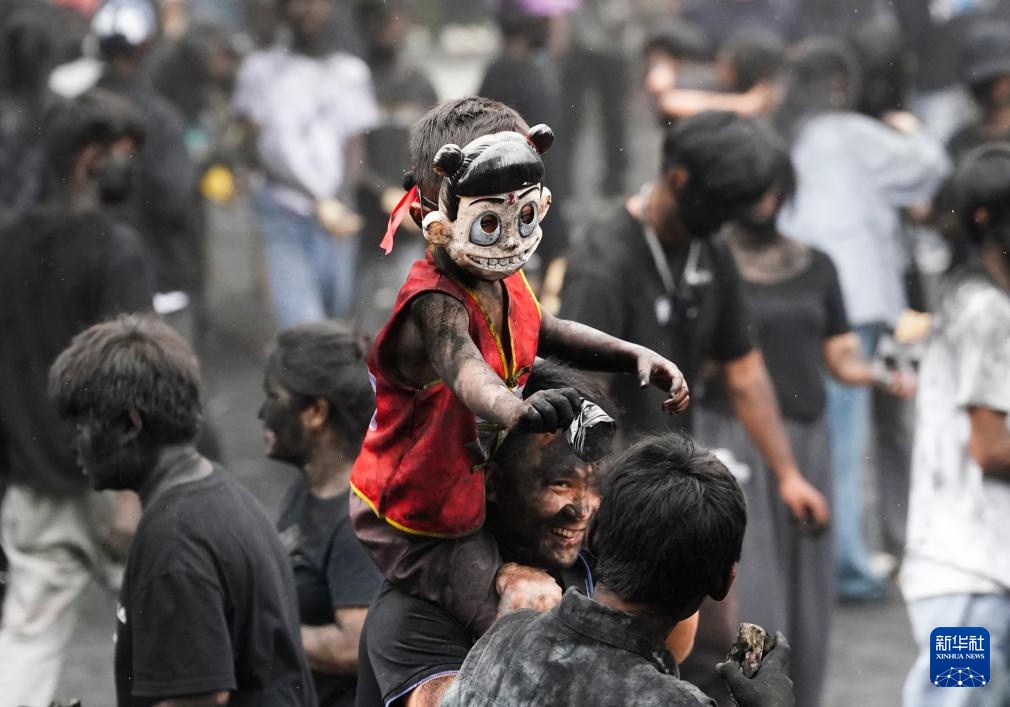 云南墨江:万人狂欢“抹黑脸”送祝福 云南墨江:万人狂欢“抹黑脸”送祝福