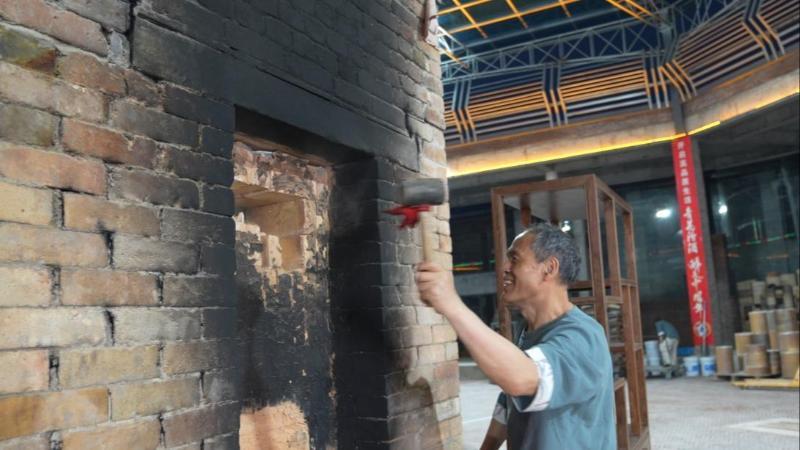 江西景德镇：“五一”八卦窑火起 千年制瓷技艺接续发力
