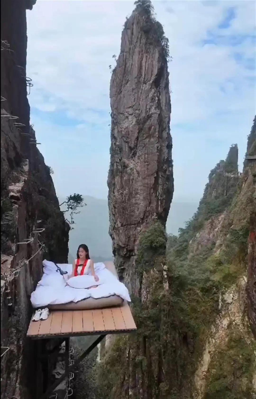 湖南一景区回应“海拔1600米悬崖睡床项目走红”：体重超200斤不能玩