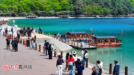 “五一”假期 文县天池迎客来