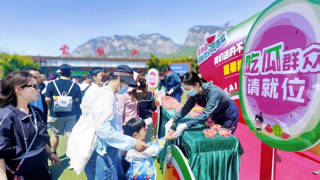 都不白来！景区怕游客赶海挖不到蛤蜊，日撒3000斤