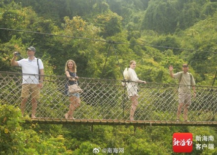 “五一”假期首日,游客体验三亚热带雨林游 “五一”假期首日,游客体验三亚热带雨林游