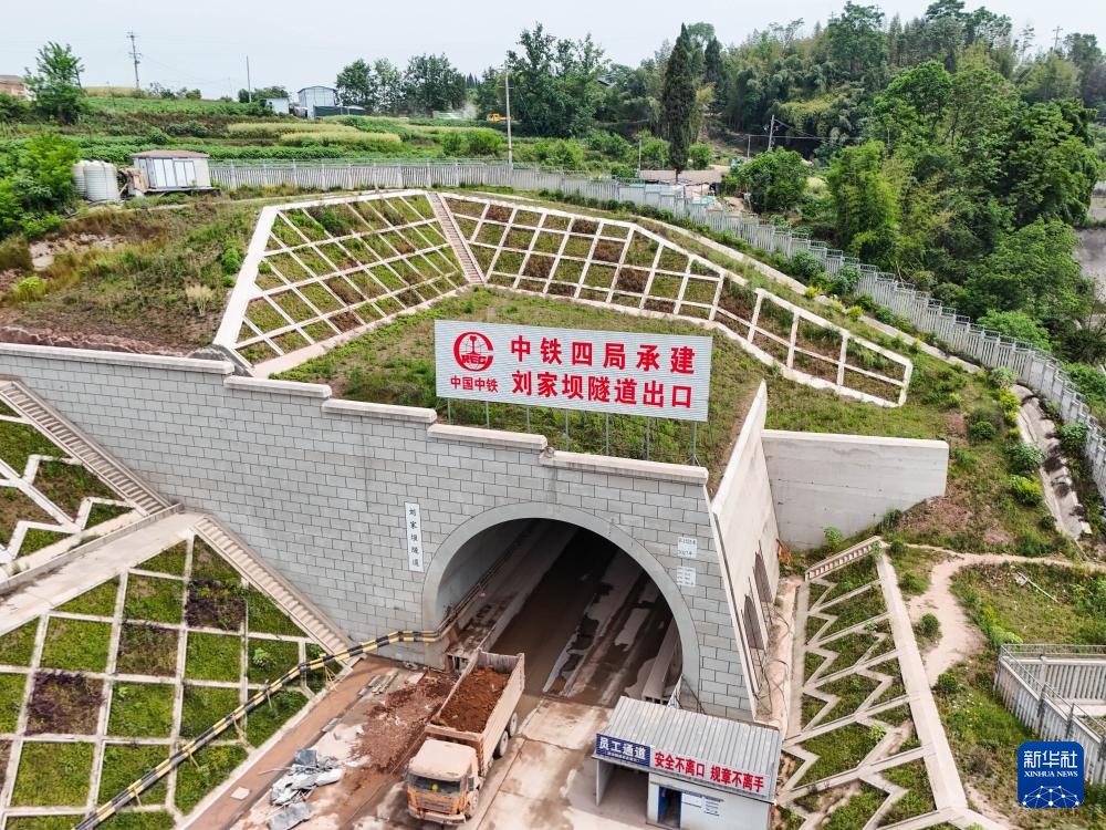 西渝高铁康渝段刘家坝隧道贯通