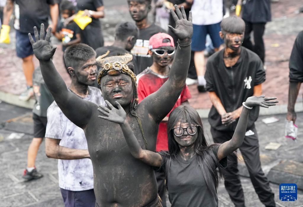 云南墨江:万人狂欢“抹黑脸”送祝福 云南墨江:万人狂欢“抹黑脸”送祝福