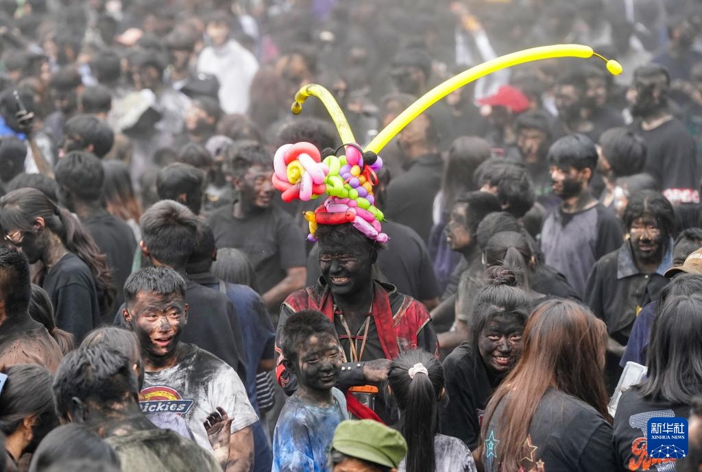 云南墨江:万人狂欢“抹黑脸”送祝福 云南墨江:万人狂欢“抹黑脸”送祝福