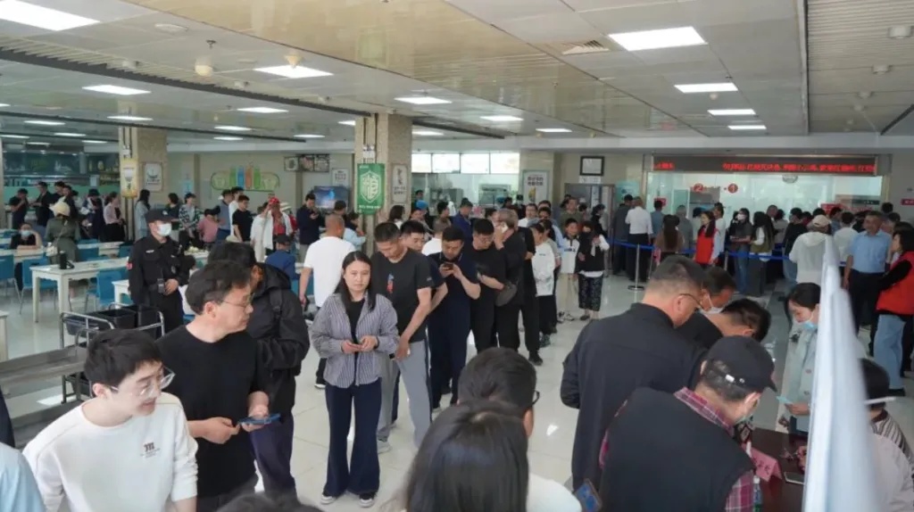 7000名游客挤爆政府食堂！“吃掉280盆米饭、超1500斤猪肉，饭碗都不够用了”