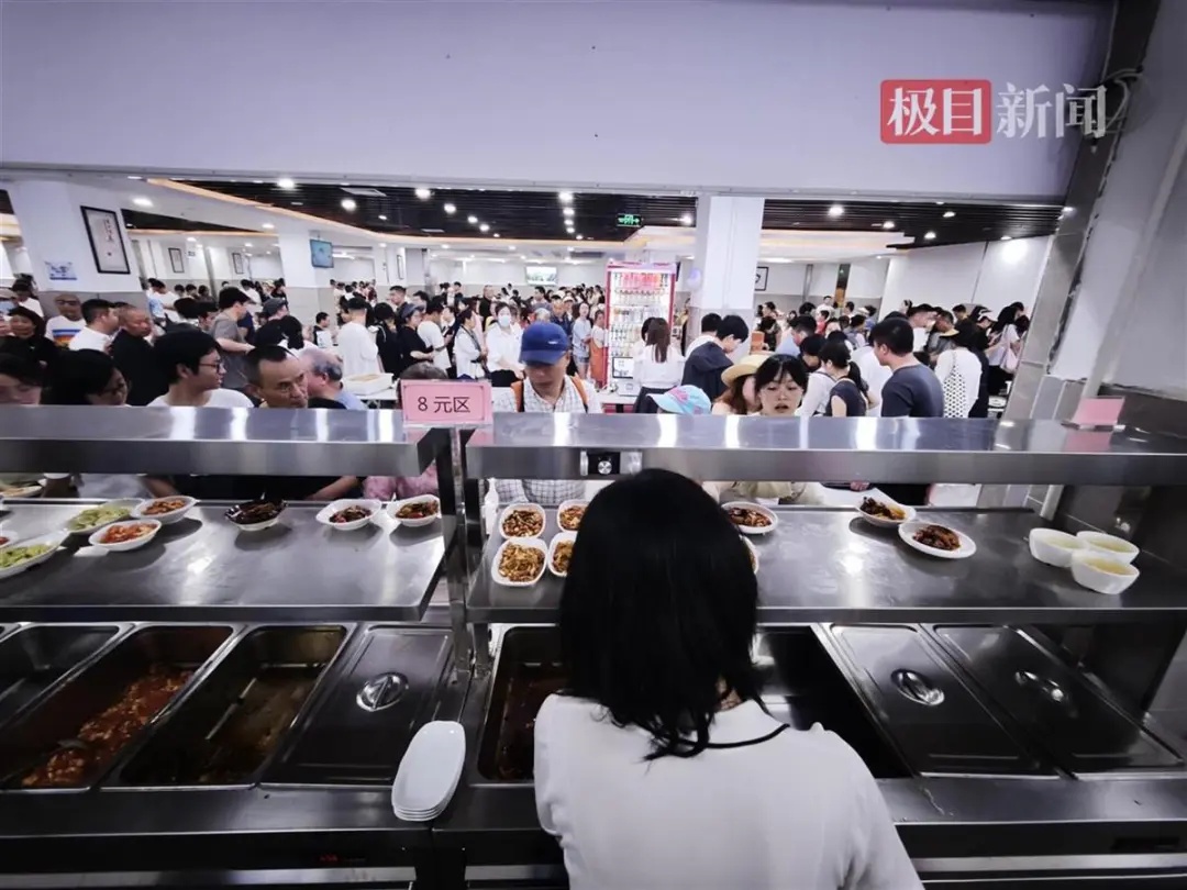 7000名游客挤爆政府食堂！“吃掉280盆米饭、超1500斤猪肉，饭碗都不够用了”